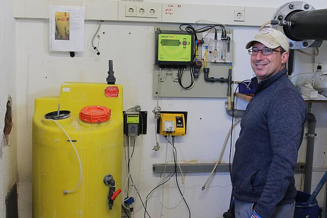 Jochen Baur, Beisitzer Technik im Förderverein, bringt die Chloranlage in Gang.