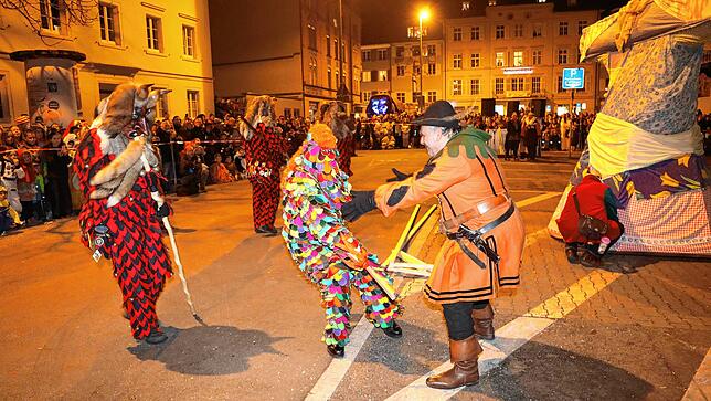 Bild 23: Auf dem Stephansplatz sprühen die Funken &ndash; hier endet die Konstanzer Fasnacht