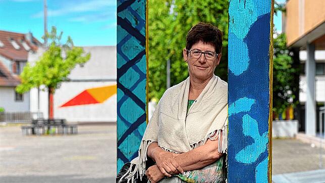 Annette Rathgeb steht auf dem Hof der Grundschule in Dettingen. Sie lebt seit den 1990er-Jahren in dem Vorort und das sehr gerne.