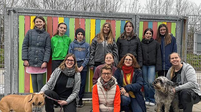 Sie waren beim Schülerprojekt im Tierheim dabei. Hinten: Laura Frank, Maria-Sophie Evers, Raphael Dörflinger, Anjana Biedermann, Emilia ...