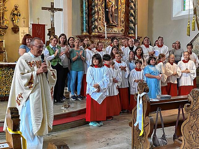 Zum Abschied von Stefan Hutterer fand ein Gottesdienst statt, zu dem aktuelle und ehemalige Ministranten kamen und dem Pfarrer ein Lied ...