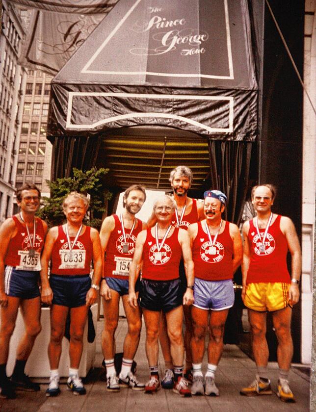Vor dem Start: Die Konstanzer Marathongruppe lässt sich vor dem Hotel in New York City ablichten. Am Ende schafften es an diesem kühlen ...