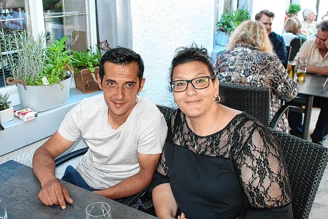 Bajram und Besarta Amurllahi genießen mit ihrer Familie den Samstagabend auf der Terrasse ihres Stammlokals Jägerstüble.