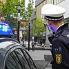 Die Singener Polizei im Einsatz in der Innenstadt mit Polizeiwagen (Symbolbild).