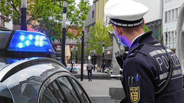 Die Singener Polizei im Einsatz in der Innenstadt mit Polizeiwagen (Symbolbild).