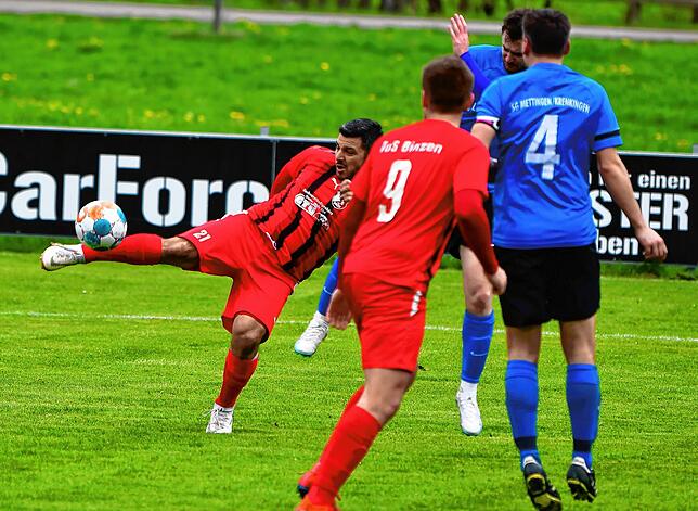 Lattentreffer: Guido Perrone vom TuS Binzen nimmt den Ball volley und lässt das Aluminium in Detzeln ordentlich scheppern.