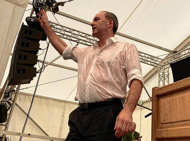 Verschwitzt nach einer Bierzeltrede: Hubert Aiwanger winkt beim Keferloher Sonntag Anfang Juni in die Runde.