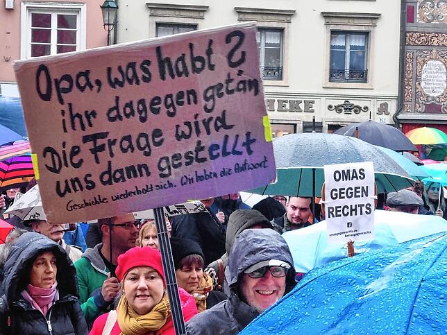 Bild 4: Mehr als 700 Menschen demonstrieren für mehr Menschlichkeit und Toleranz