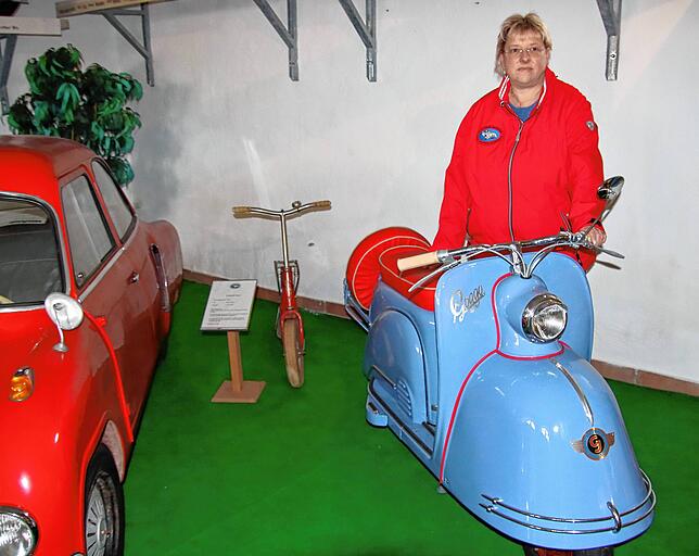 Claudia Dreher im Museum mit dem Goggoroller aus ihrer Sammlung.