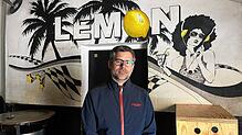 Georg Mack steht im Eingangsbereich des Lemon Beat Clubs. An diesem Abend ist der Club geöffnet. Ob und wie es allerdings zum Ende des ...