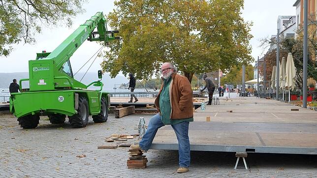 Reinhard Weigelt baut seine Eisbahn in diesem Jahr erstmals vor den ehemaligen Seeschulen und am Mantelhafen auf.