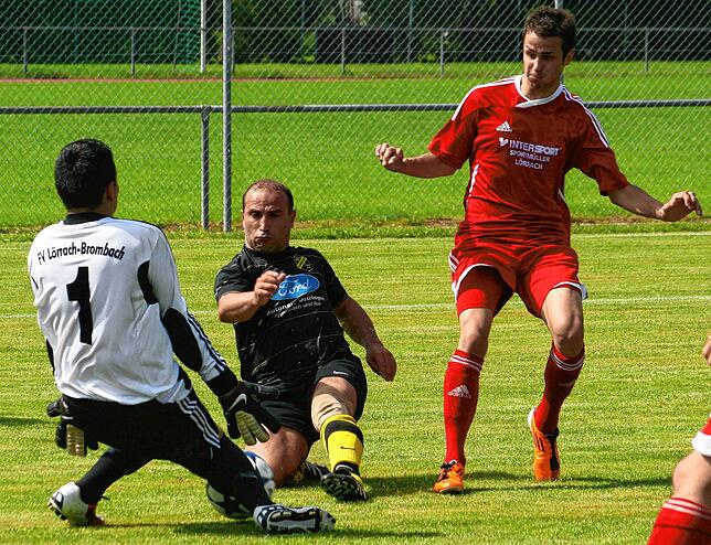 Kurzes Comeback: Gianluca Brogno (hier gegen Dominik Schäuble und Torwart Aykut Kaya vom FV Lörrach-Brombach II) spielte in der Vorrunde ...