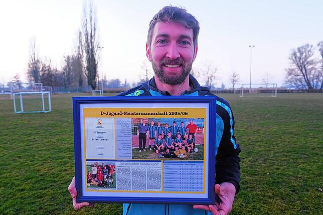 Nico Gasser zeigt ein Bild, auf dem er unter anderem mit Denis Flacker, David Blum, Robin Sättele und Felix Eiermann die ...