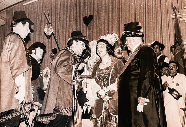 Zeremonienmeister Charly Sauter vermählt im Jahr 1971 die Narreneltern Maria Meschenmoser und Konrad Schühle.