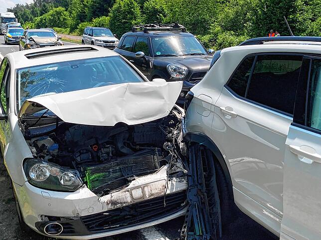 Bild 1: B31: Mehrere Menschen bei Unfall mit vier Fahrzeugen verletzt