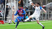 Ein sehr spannendes Derby zwischen dem SC Konstanz-Wollmatingen (Ramzi Temime, links) und dem FC Radolfzell (Yves Graf), welches mit ...