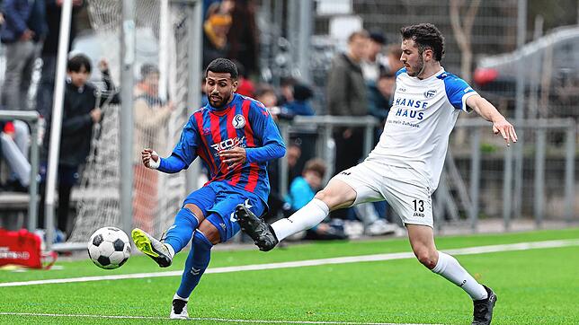 Ein sehr spannendes Derby zwischen dem SC Konstanz-Wollmatingen (Ramzi Temime, links) und dem FC Radolfzell (Yves Graf), welches mit ...