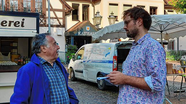 Bald ist in Immenstaad Bürgermeisterwahl, was bewegt die Immenstaader Bürger? Herbert Loser (links) gibt im Gespräch mit ...