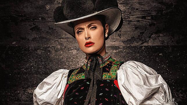Das Schwarzwald-Model Kim Klausmann &ndash; in Aufmachung und Haltung eine Herausforderung.