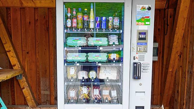 Der Verkaufsautomat in Lottstetten-Balm vom Berghof Glatt. Frische Eier, einige Wurstwaren und saisonale Produkte gibt es dort zu kaufen.