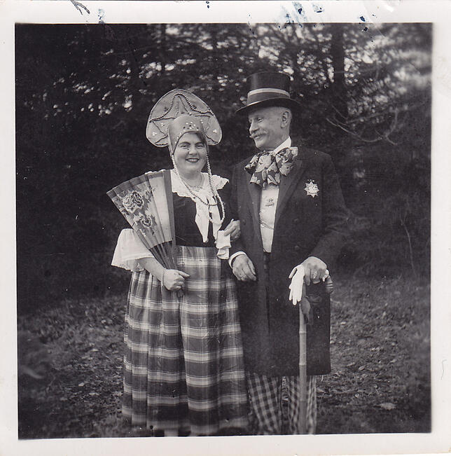 Die Narreneltern von 1937 stehen in fastnachtlicher Robe für ein Bild beisammen.