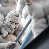 Auch der ehemalige Ministerpräsident Günter Oettinger ist Teil des Schwäbischen Laokoon. Es geht teilweise eng zu, da 150 Figuren und ...
