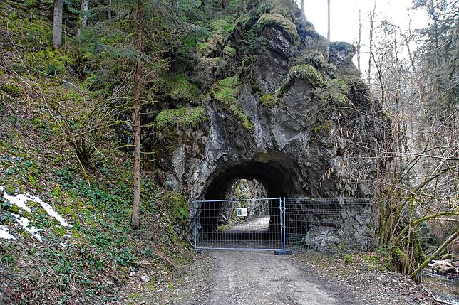 Am Tunnel unterhalb des Elendslöchle beginnt die Vollsperrung, in diesem Bereich ist keinerlei Nutzung erlaubt.