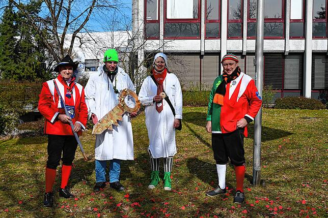Die Präsidenten der beiden Lauchringer Narrenvereine, Klaus Spitznagel vom Narrenverein Schwanenmühle und Tobias Weissenrieder, alias ...