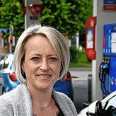 Margit Stay tankt am ersten Tag des Tankrabatts an der Esso Tankstelle in Rheinfelden.