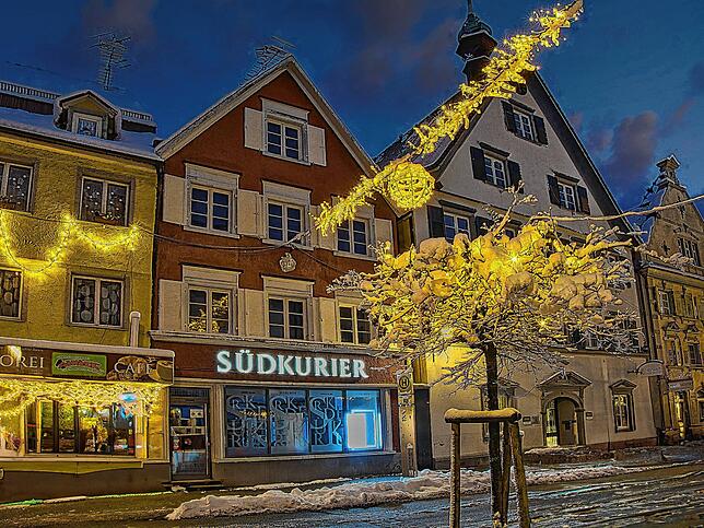 Die verschneite Stockacher Oberstadt mit stimmungsvoller Weihnachtsbeleuchtung.