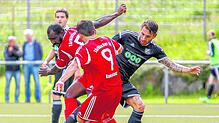 Den Aufstieg klar verpasst hat der Türkische SV Konstanz. Im Rückspiel beim FC Schonach (rechts Manuel Passarella) gab es für Malek ...