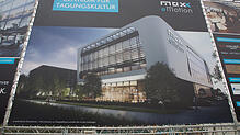 Ein großes Plakat weist an der Reichenaustraße auf das zuletzt unter Beobachtung stehende Projekt Maxx-e-motion hin.