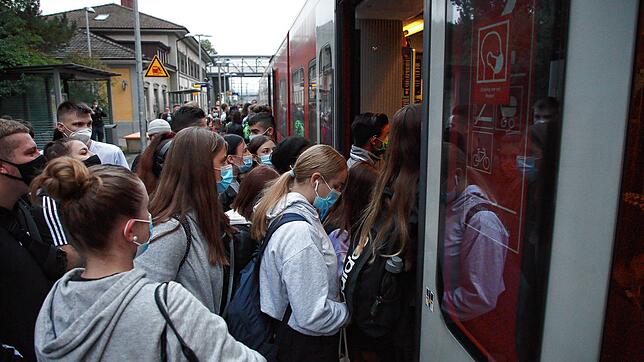 Morgens um 7.20 Uhr gibt es am Gottmadinger Bahnhof regelmäßig ein starkes Gedränge, weil die DB in ihren Zügen nicht genügend Kapazität ...