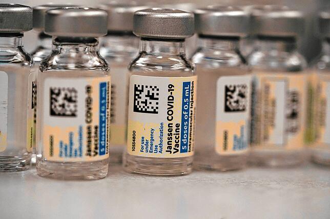 Fläschchen des Corona-Impfstoffs von Johnson & Johnson stehen in der Apotheke des National Jewish Hospital zur Verteilung im Osten von ...