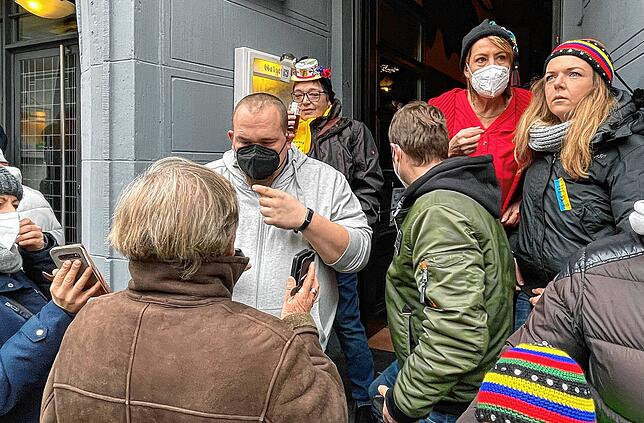 Bitte Impfnachweis zeigen: Vor dem „Galgenhölzle“ gab es eine Einlasskontrolle.