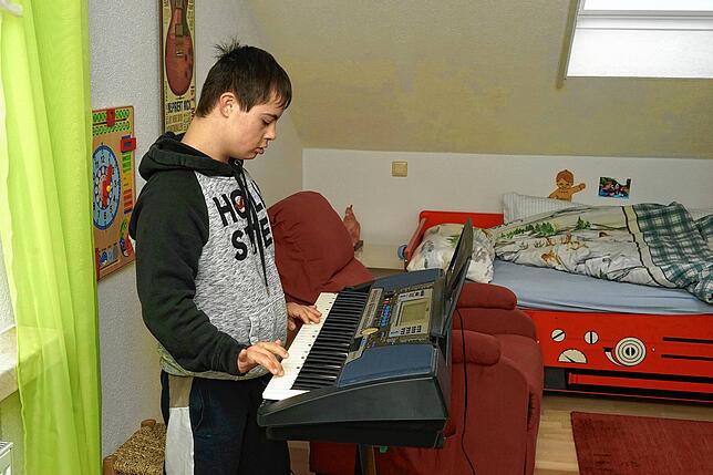 Leon (14) aus Waldshut hat das Down-Syndrom. Durch frühe Förderung kann er Schlagzeug und Keyboard spielen.