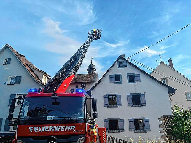 Bei dem Brand in Tengen kam auch die Engener Wehr mit ihrer Drehleiter zur Hilfe.