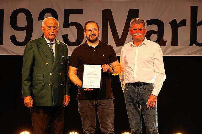 Patrick Brachat, Integrationsbeauftragter im FV Marbach (Mitte) und der Vorsitzende Matthias Konegen (rechts) freuen sich über das ...