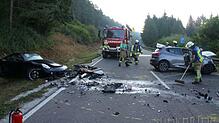 Bild : Renault kracht auf B 523 bei Eßlingen mit Porsche zusammen