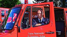 Roland Rapp steht in der Tür seines eigenen Feuerwehrfahrzeugs. Er hat das ausrangierte TSF der Feuerwehrabteilung Peterzell-Stockburg ...