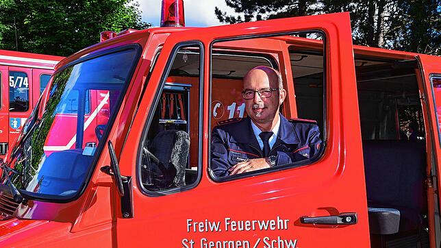 Roland Rapp steht in der Tür seines eigenen Feuerwehrfahrzeugs. Er hat das ausrangierte TSF der Feuerwehrabteilung Peterzell-Stockburg ...