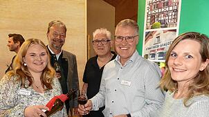 Bei Brezeln und Bürgertropfen kommt man ins Gespräch (von links): Jana Finsterwald von der Gemeindeverwaltung, Klaus Dietz, Dominik ...