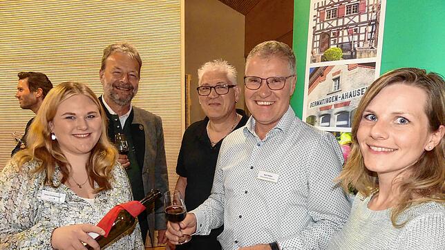 Bei Brezeln und Bürgertropfen kommt man ins Gespräch (von links): Jana Finsterwald von der Gemeindeverwaltung, Klaus Dietz, Dominik ...