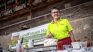 Der Landfrauenverein Haslach serviert am Samstag, 7. Juni, im Freilichtmuseum Köstlichkeiten rund um die Erdbeere. Foto: Hans-Jörg Haas