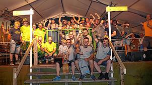 Beste Stimmung herrscht bei allen Mannschaften anlässlich des Handwerkerwettbewerbs. Am Ende stemmt das Team des Malerfachbetriebs ...
