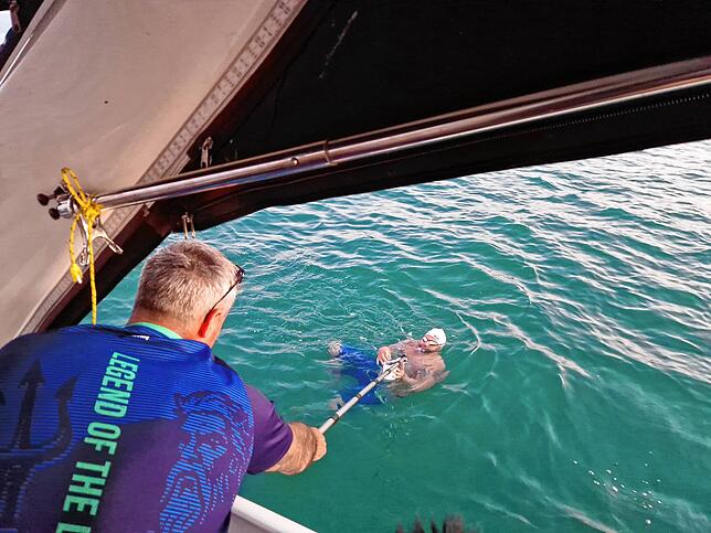 Vom Boot aus wurde Neil Gilson mit Proviant versorgt. Aus dem Wasser steigen war nicht erlaubt.