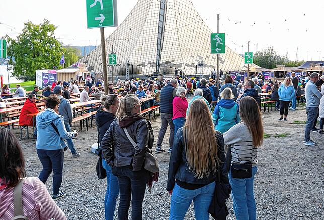 Bild 2: Ausgelassene Stimmung beim Radolfzeller Weinfest "Weinwiese" am Konzertsegel