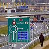 Fußgänger laufen im schweizerischen Kreuzlingen oberhalb der Fahrbahn in Richtung des deutsch-schweizerischen Zolls.