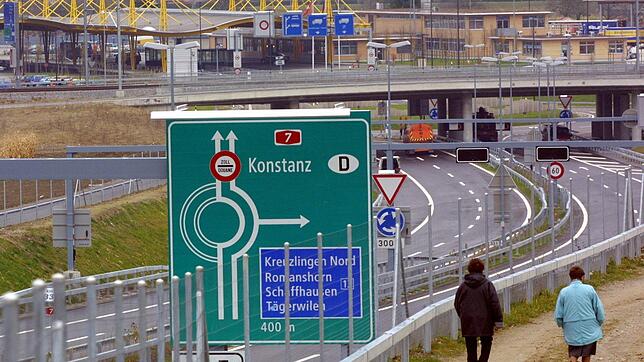 Fußgänger laufen im schweizerischen Kreuzlingen oberhalb der Fahrbahn in Richtung des deutsch-schweizerischen Zolls.