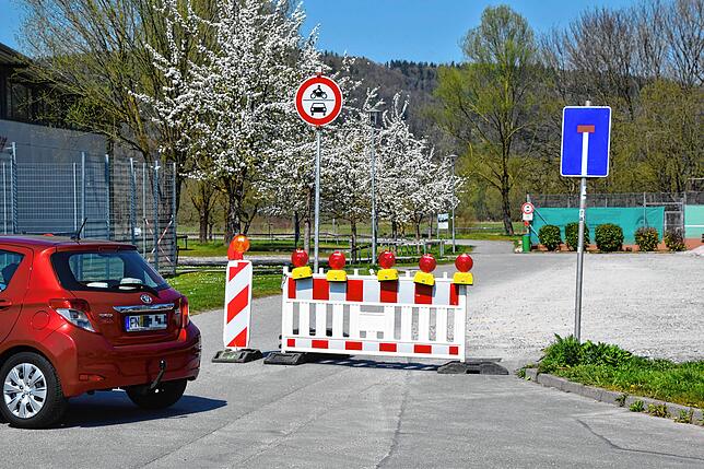 Ein Auto mit FN-Kennzeichen dreht am gesperrten Parkplatz beim Sportplatz Bodman um. Es sind viele Fahrzeuge mit FN, VS, RW, TUT, BL und ...